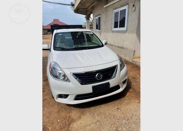  2013 Nissan Versa White