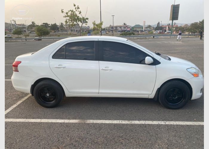  Toyota Yaris 2011