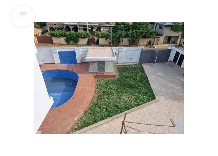  8 Bedrooms House