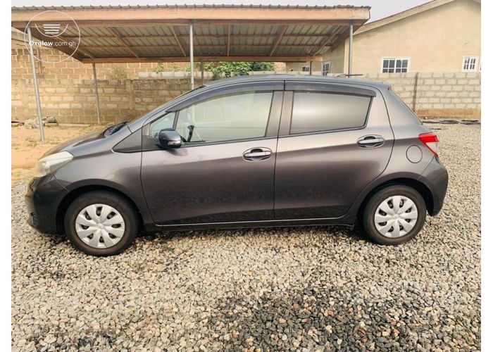 2012 Toyota Vitz 4 Plugs Push Start & Reverse Camera