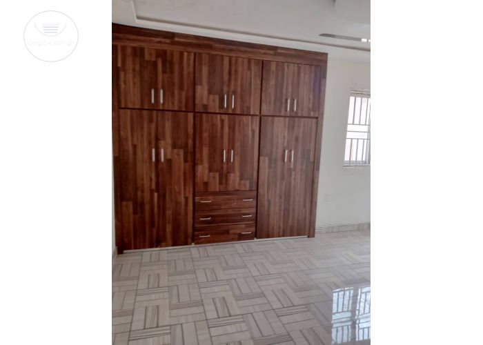3 Bedrooms House