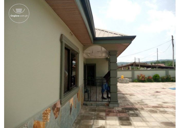 4 Bedrooms House