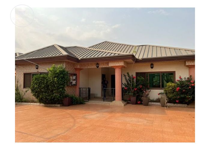 4 Bedrooms House