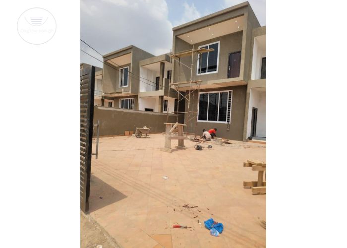 4 Bedrooms House