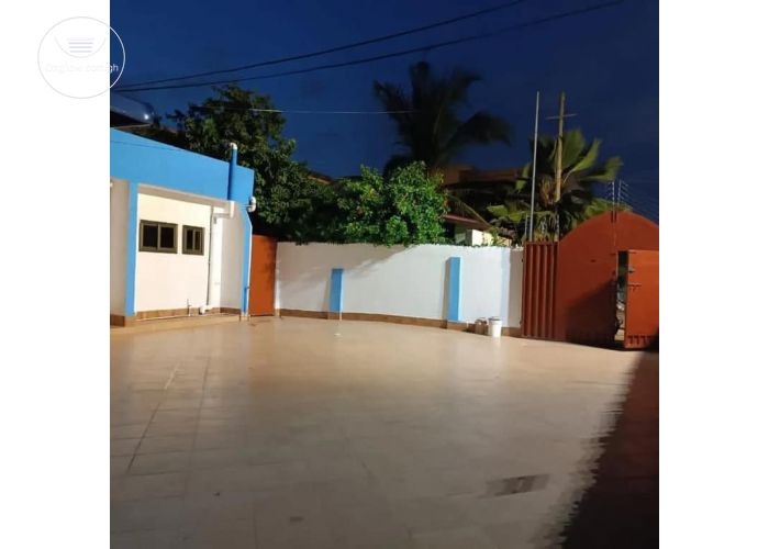 4 Bedrooms House