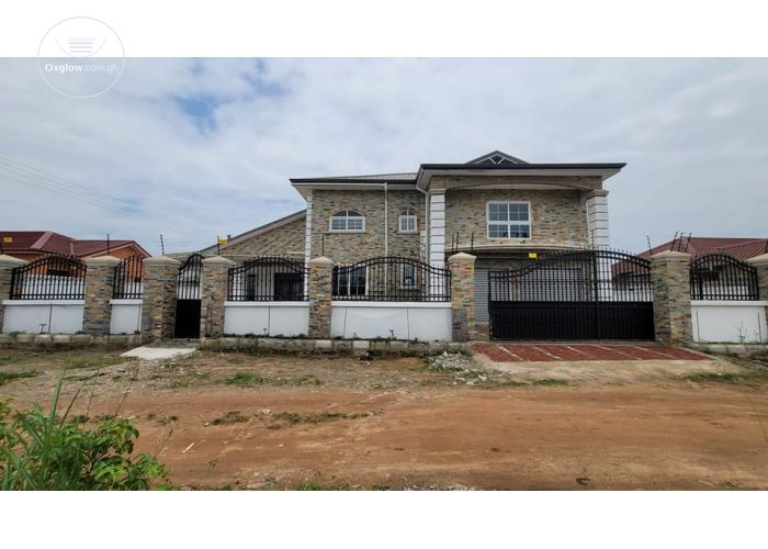 4 Bedrooms House