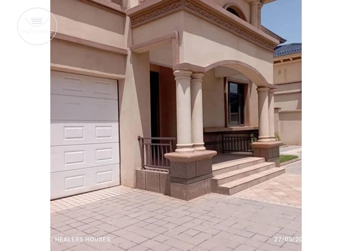 5 Bedrooms House