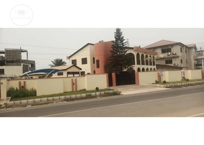 5 Bedrooms House