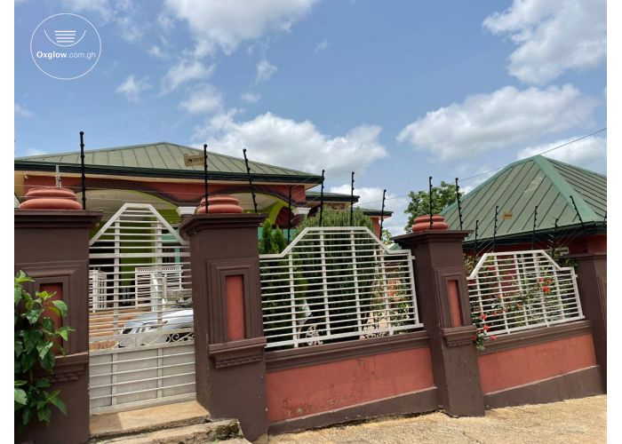 5 Bedrooms House