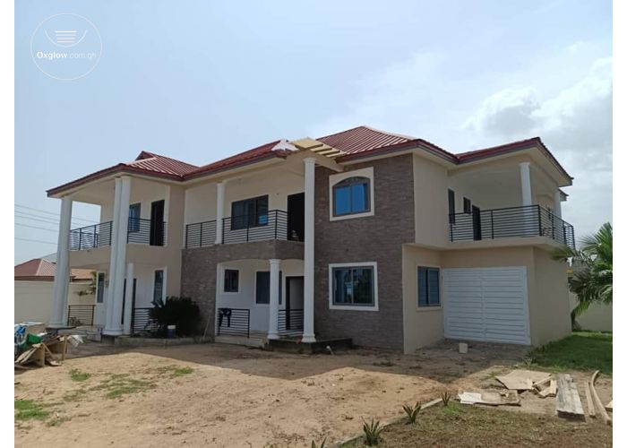 6 Bedrooms House