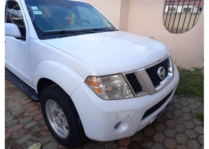Nissan Pathfinder SE.