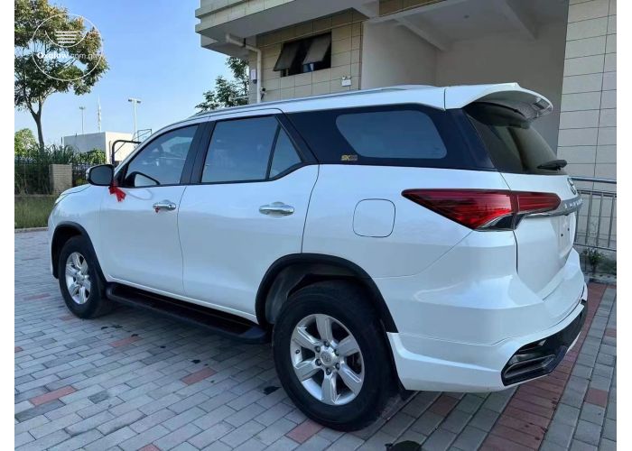 TOYOTA FORTUNER SR5