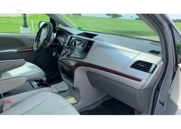 TOYOTA SIENNA XLE