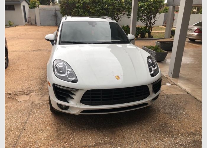 2018 Porshe mecan s
