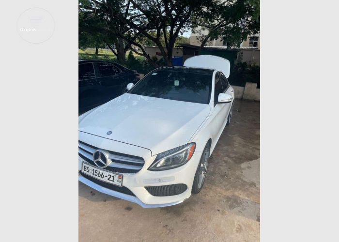 2015 Mercedes Benz C300 (Fully Loaded)