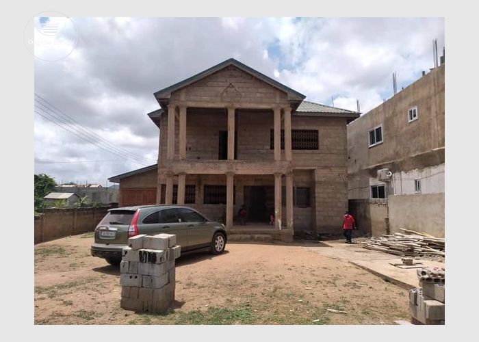 5 bedrooms Storey building