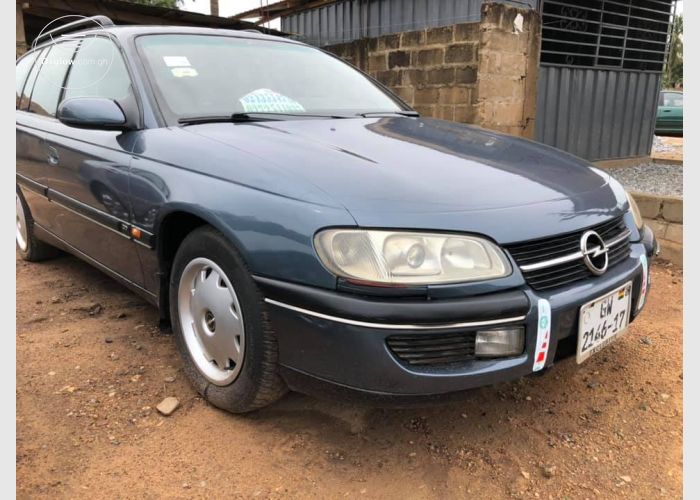 Opel Astra Large (Long Booth)