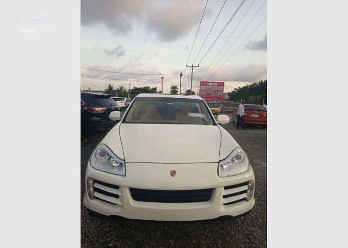 Porsche Cayenne 2010 Model