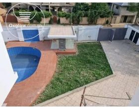  8 Bedrooms House