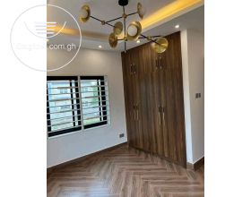 4 Bedrooms House