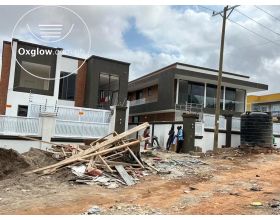 4 Bedrooms House