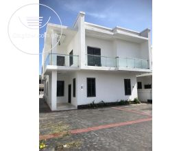 4 Bedrooms House