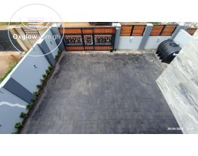 4 Bedrooms House