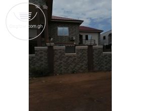 5 Bedrooms House