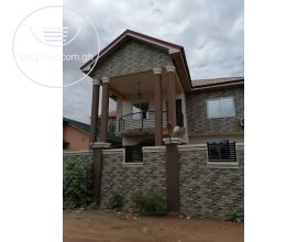 5 Bedrooms House