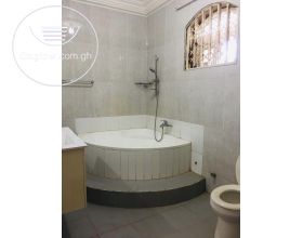 5 Bedrooms House