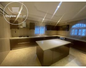 5 Bedrooms House