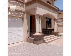 5 Bedrooms House