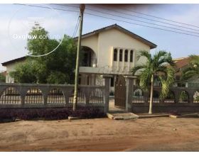 6 Bedrooms House