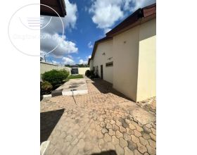 6 Bedrooms House