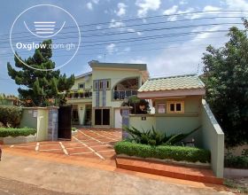 8 Bedrooms House