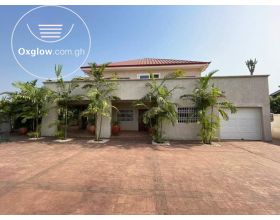8 Bedrooms House