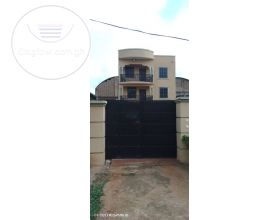 8 Bedrooms House