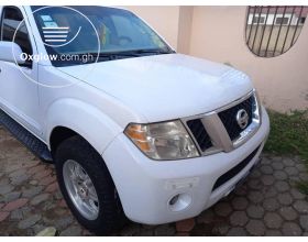 Nissan Pathfinder SE.