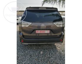 TOYOTA SIENNA SE