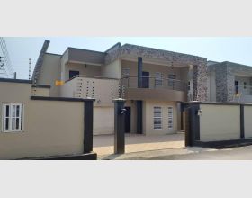 7 Bedrooms House 4  Sale