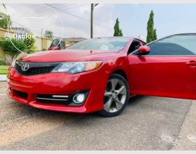 2014 TOYOTA CAMRY SE
