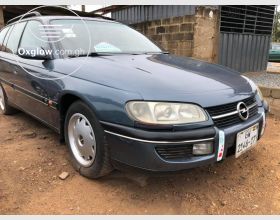 Opel Astra Large (Long Booth)