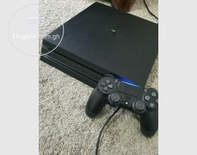 PlayStation 4 Pro + 2 Controllers