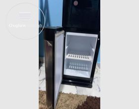 WATER DISPENSER AND REFRIGERATOR
